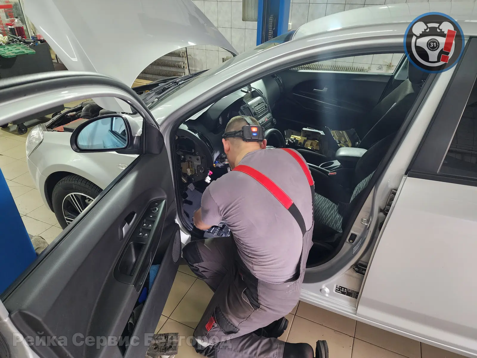 Мастер проводит устранение люфта и регулировку рулевой колонки в салоне Nissan Almera